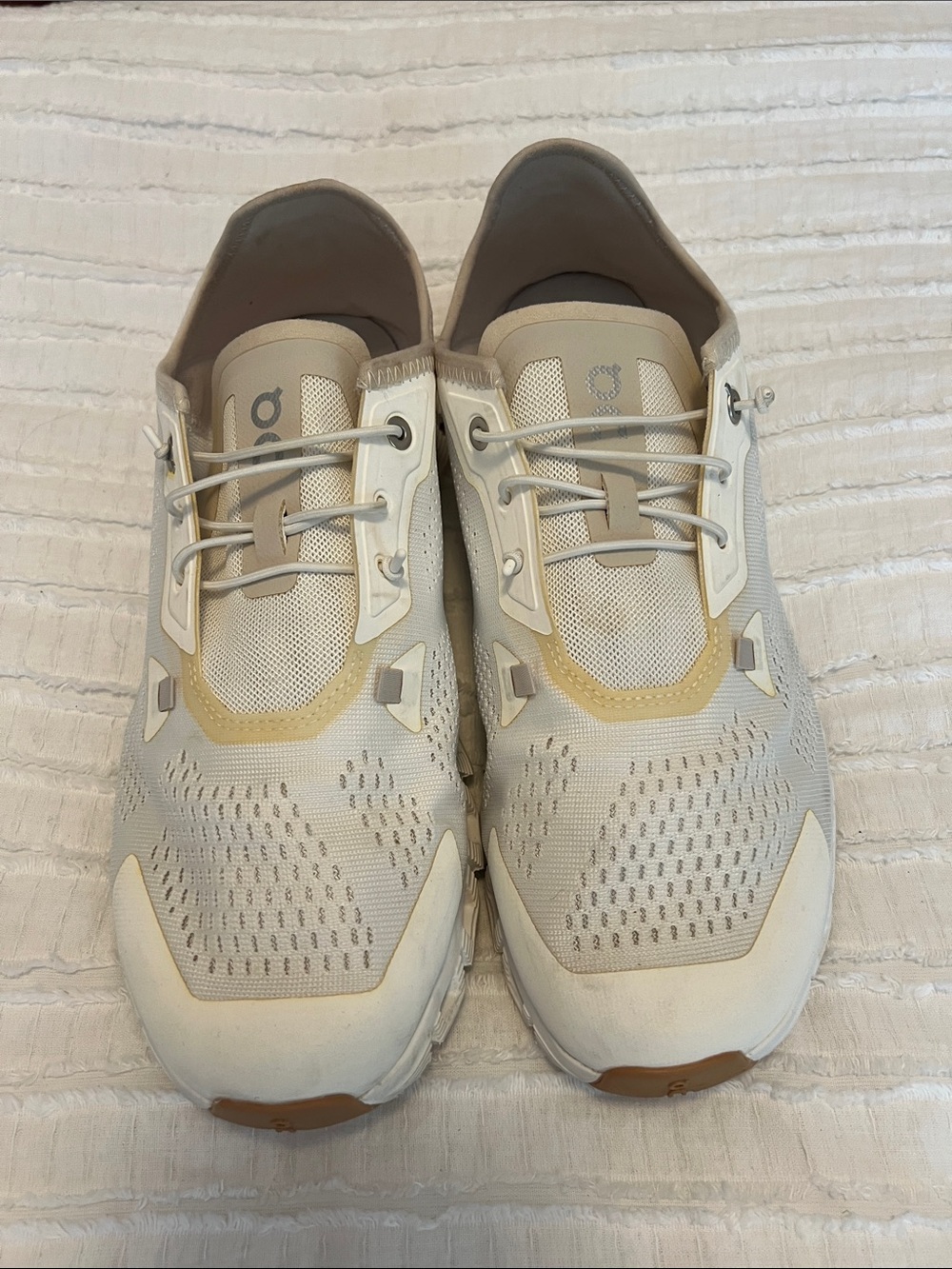 Mens size 9 On Running Cloudcoast